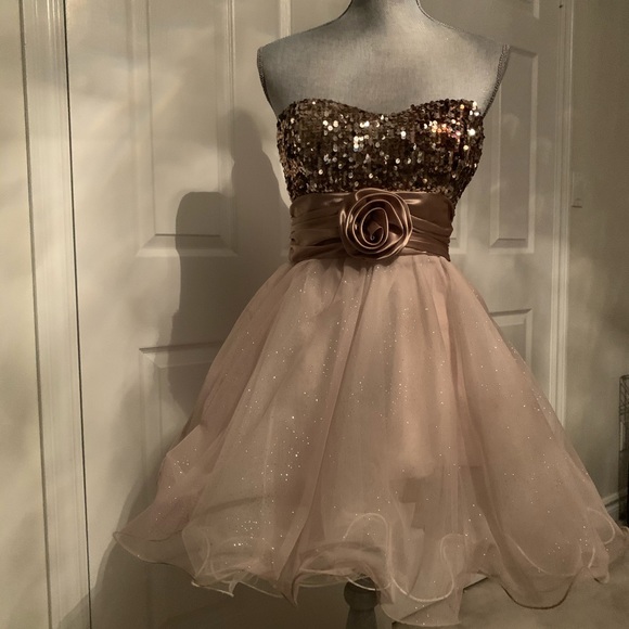 Beautiful gold dress - Picture 2 of 4